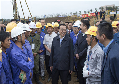 2015年，国务院总理李克强视察位于海南的公海赌船710建设集团第七建设公司项目部